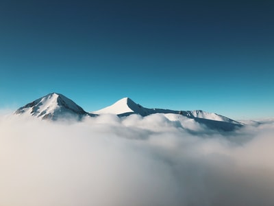 山上覆盖着雾的照片
